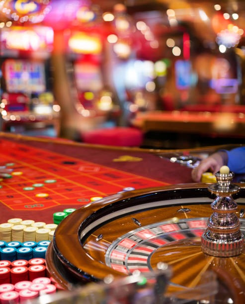 Live poker table with multiple players at kingslot77